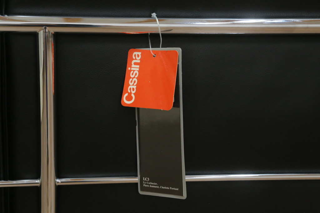 中古　Cassina(カッシーナ)　ル・コルビュジエ(Le Corbusier)　LC3　GRAND MODELE(グラン モデル)　シンプルモダンなデザインがかっこいい1人掛けソファ(1Pソファ、一人掛け)(定価約103万円)(R-062545)