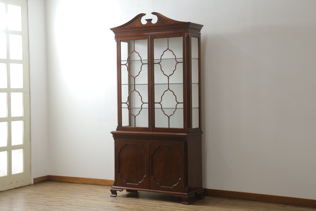 中古　美品　イギリス高級家具　Charles Barr(チャールズ バー)　マホガニー　気品ある佇まいが美しい最高級ガラスキャビネット(定価約180万円)(キュリオケース、ガラスケース、食器棚、飾り棚、戸棚)(R-059195)