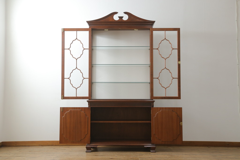 中古　美品　イギリス高級家具　Charles Barr(チャールズ バー)　マホガニー　気品ある佇まいが美しい最高級ガラスキャビネット(定価約180万円)(キュリオケース、ガラスケース、食器棚、飾り棚、戸棚)(R-059195)
