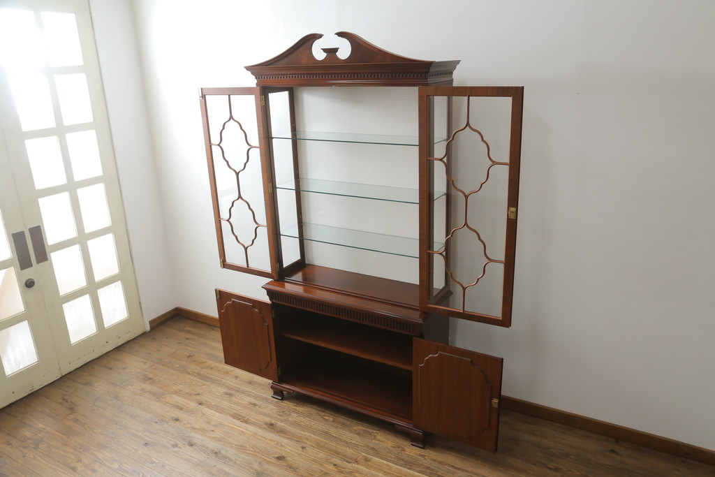 中古　美品　イギリス高級家具　Charles Barr(チャールズ バー)　マホガニー　気品ある佇まいが美しい最高級ガラスキャビネット(定価約180万円)(キュリオケース、ガラスケース、食器棚、飾り棚、戸棚)(R-059195)