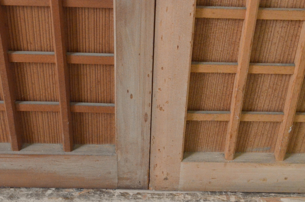 アンティーク建具　細かなマス目(升目)格子が美しい両開き扉1対(2枚セット)(きつね格子、狐格子、窓、木製戸)(R-065339)