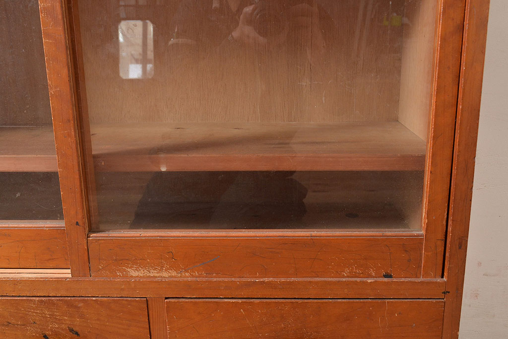 昭和レトロ　どこか懐かしさを感じるヒノキ材製の戸棚(収納棚、キャビネット、飾り棚)(R-047294)