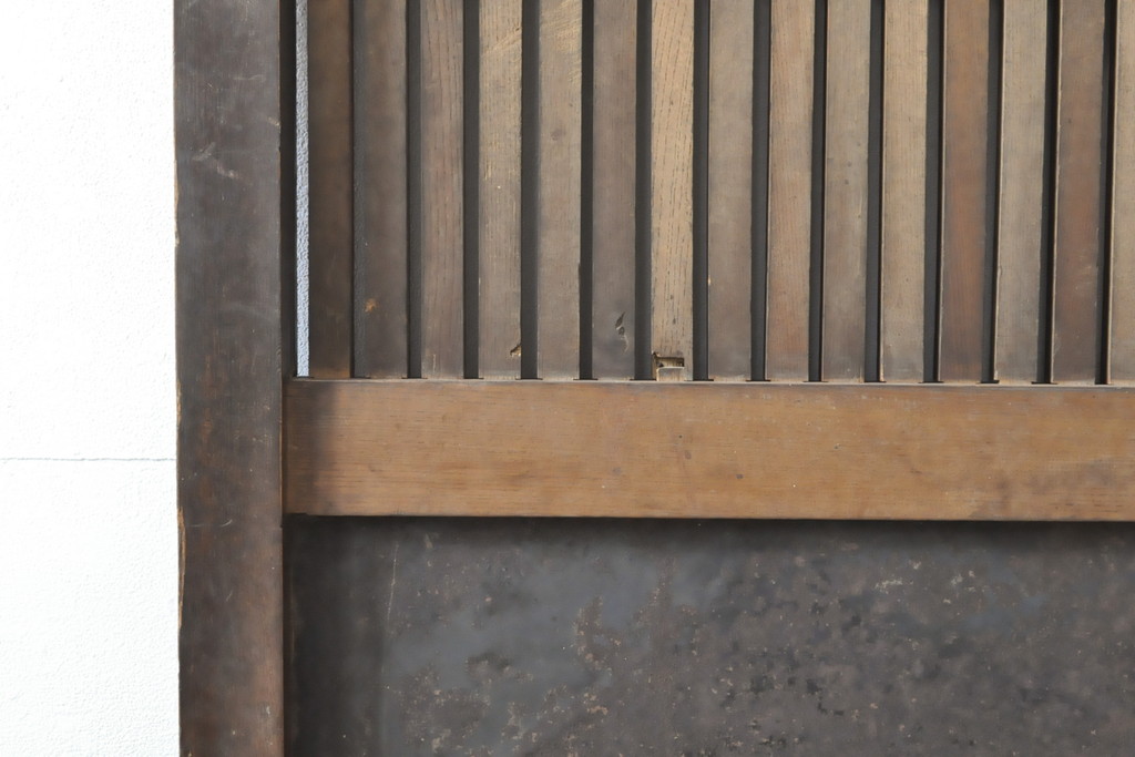 アンティーク建具　総欅材(ケヤキ)　巾着金具　趣溢れる色味が魅力的な富山格子蔵戸1枚(格子戸、引き戸、玄関戸)(R-057454)