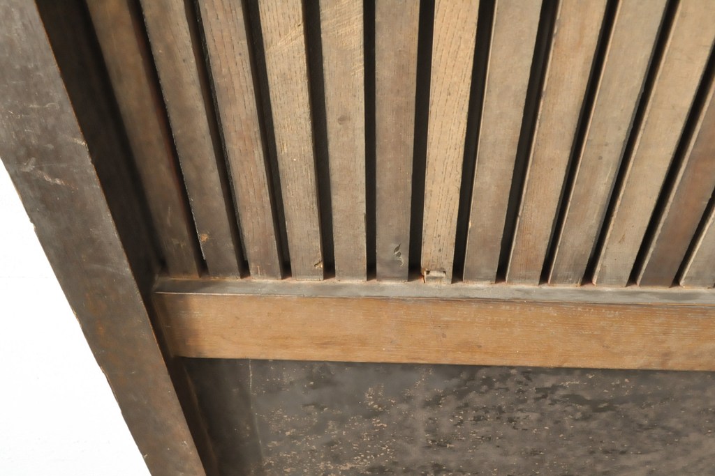 アンティーク建具　総欅材(ケヤキ)　巾着金具　趣溢れる色味が魅力的な富山格子蔵戸1枚(格子戸、引き戸、玄関戸)(R-057454)