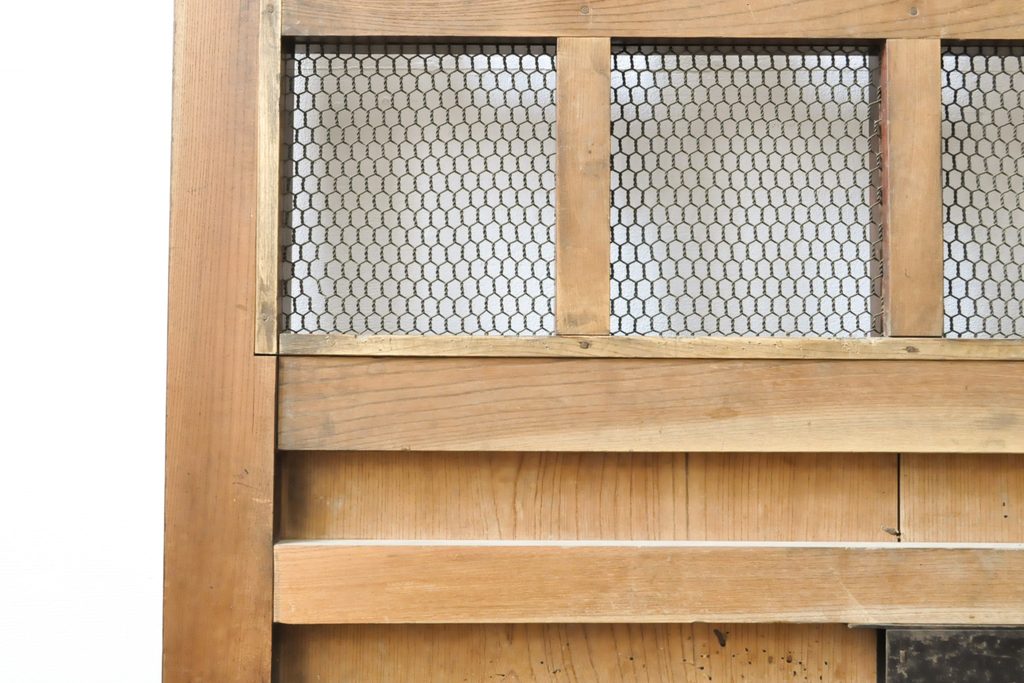 アンティーク建具　大きな金具が存在感抜群!漆の綺麗な格子蔵戸1枚(きつね格子、狐格子、格子戸、マス目、升目、引き戸、玄関戸)(R-057455)