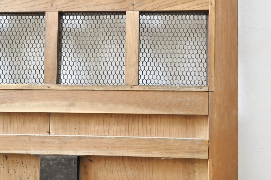 アンティーク建具　大きな金具が存在感抜群!漆の綺麗な格子蔵戸1枚(きつね格子、狐格子、格子戸、マス目、升目、引き戸、玄関戸)(R-057455)