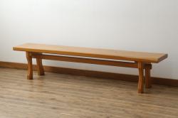 中古　ヒノキ材一枚板　明るい木色があたたかみを感じる横長ベンチ(長椅子、木製ベンチ)(R-053384)