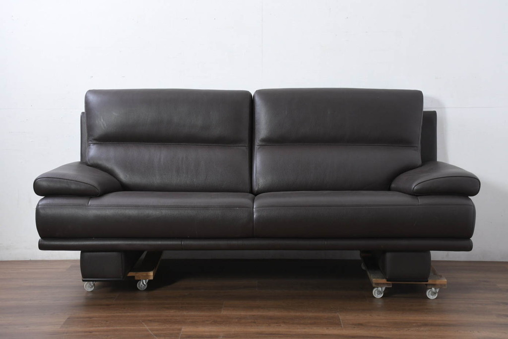 中古　美品　カリモク家具(karimoku)　domani(ドマーニ)　Excel-Life(エクセルライフ)　美しいフォルムが高級感漂う2.5人掛けソファ(2P、2.5P、3P、2人掛け、2.5人掛け、3人掛け)(定価約90万円)(R-082282)