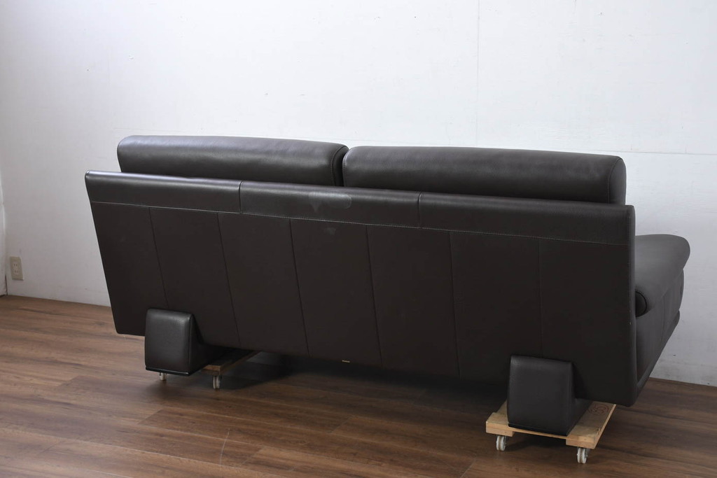 中古　美品　カリモク家具(karimoku)　domani(ドマーニ)　Excel-Life(エクセルライフ)　美しいフォルムが高級感漂う2.5人掛けソファ(2P、2.5P、3P、2人掛け、2.5人掛け、3人掛け)(定価約90万円)(R-082282)