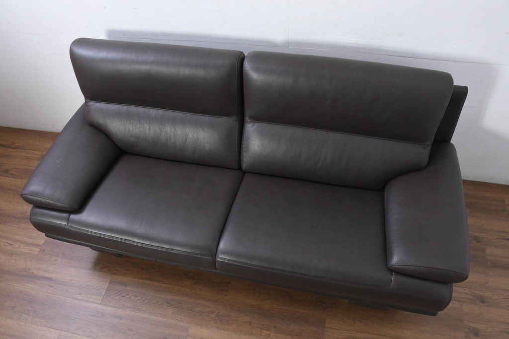 中古　美品　カリモク家具(karimoku)　domani(ドマーニ)　Excel-Life(エクセルライフ)　美しいフォルムが高級感漂う2.5人掛けソファ(2P、2.5P、3P、2人掛け、2.5人掛け、3人掛け)(定価約90万円)(R-082282)