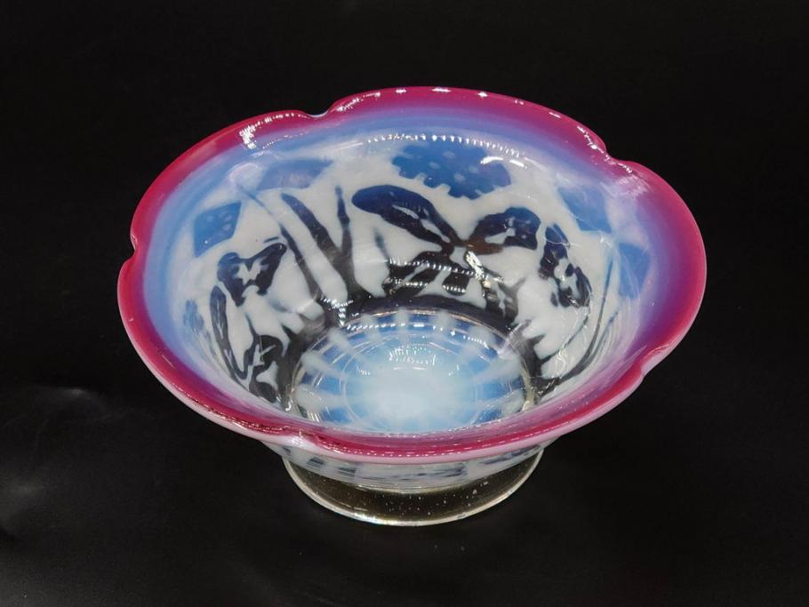 当時物　大正～昭和初期　菖蒲に蝶文　赤縁　乳白色　輪花　アイスクリームコップ　ノスタルジックな雰囲気の氷コップ(あやめ、花、小鉢、吹きガラス、硝子、深皿)(R-082786)