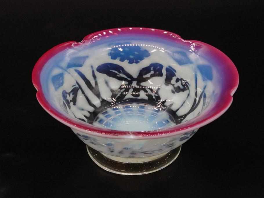 当時物　大正～昭和初期　菖蒲に蝶文　赤縁　乳白色　輪花　アイスクリームコップ　ノスタルジックな雰囲気の氷コップ(あやめ、花、小鉢、吹きガラス、硝子、深皿)(R-082786)