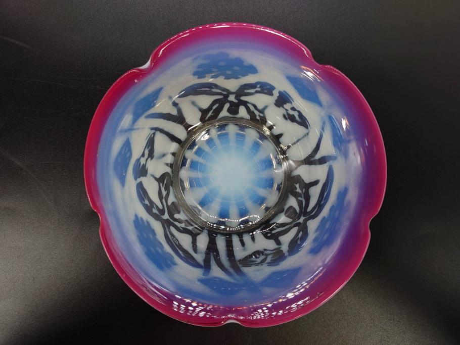 当時物　大正～昭和初期　菖蒲に蝶文　赤縁　乳白色　輪花　アイスクリームコップ　ノスタルジックな雰囲気の氷コップ(あやめ、花、小鉢、吹きガラス、硝子、深皿)(R-082786)
