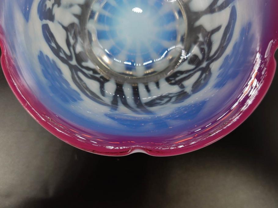 当時物　大正～昭和初期　菖蒲に蝶文　赤縁　乳白色　輪花　アイスクリームコップ　ノスタルジックな雰囲気の氷コップ(あやめ、花、小鉢、吹きガラス、硝子、深皿)(R-082786)