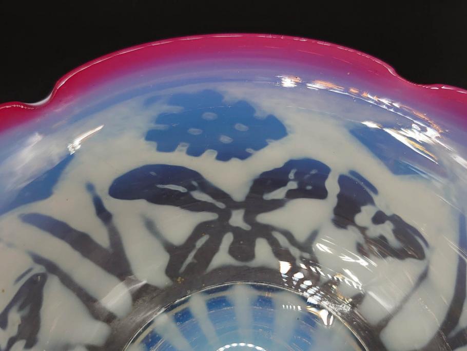当時物　大正～昭和初期　菖蒲に蝶文　赤縁　乳白色　輪花　アイスクリームコップ　ノスタルジックな雰囲気の氷コップ(あやめ、花、小鉢、吹きガラス、硝子、深皿)(R-082786)