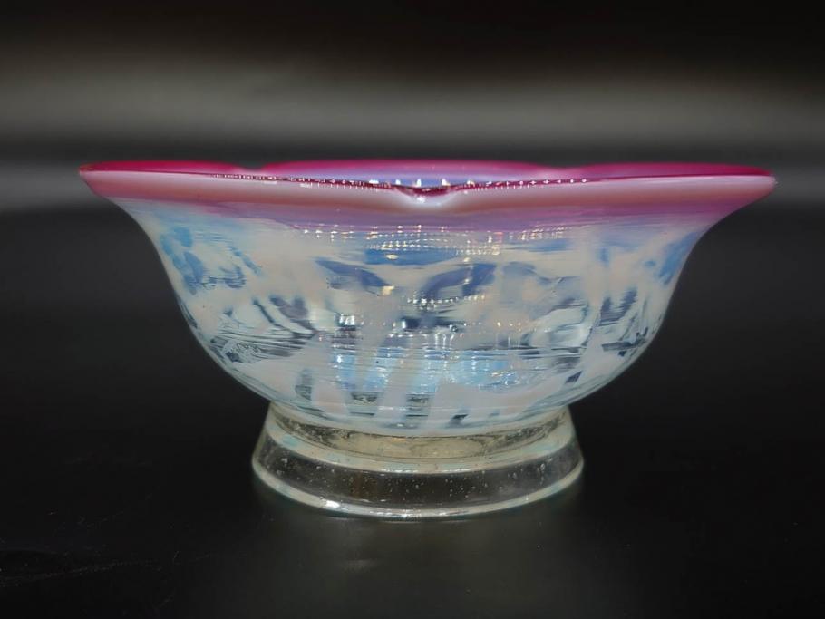 当時物　大正～昭和初期　菖蒲に蝶文　赤縁　乳白色　輪花　アイスクリームコップ　ノスタルジックな雰囲気の氷コップ(あやめ、花、小鉢、吹きガラス、硝子、深皿)(R-082786)