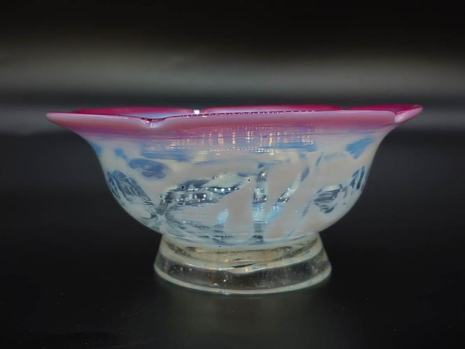 当時物　大正～昭和初期　菖蒲に蝶文　赤縁　乳白色　輪花　アイスクリームコップ　ノスタルジックな雰囲気の氷コップ(あやめ、花、小鉢、吹きガラス、硝子、深皿)(R-082786)