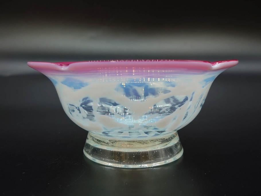 当時物　大正～昭和初期　菖蒲に蝶文　赤縁　乳白色　輪花　アイスクリームコップ　ノスタルジックな雰囲気の氷コップ(あやめ、花、小鉢、吹きガラス、硝子、深皿)(R-082786)