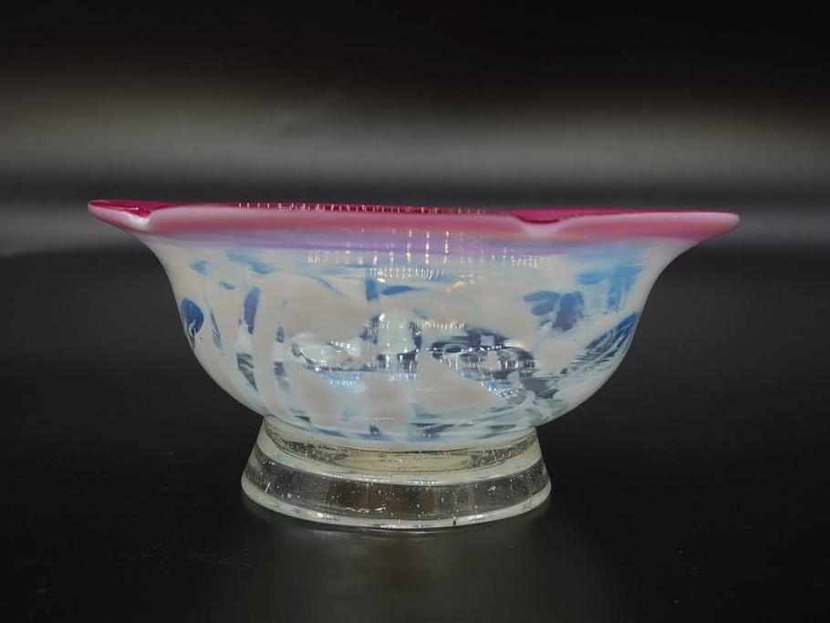 当時物　大正～昭和初期　菖蒲に蝶文　赤縁　乳白色　輪花　アイスクリームコップ　ノスタルジックな雰囲気の氷コップ(あやめ、花、小鉢、吹きガラス、硝子、深皿)(R-082786)