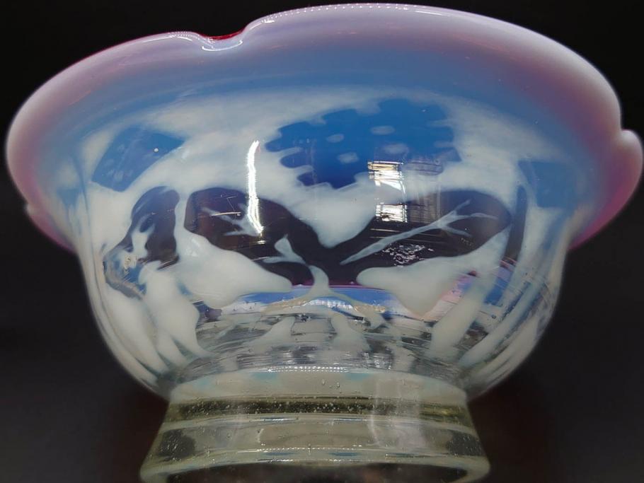 当時物　大正～昭和初期　菖蒲に蝶文　赤縁　乳白色　輪花　アイスクリームコップ　ノスタルジックな雰囲気の氷コップ(あやめ、花、小鉢、吹きガラス、硝子、深皿)(R-082786)