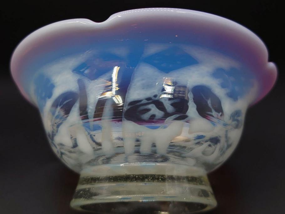 当時物　大正～昭和初期　菖蒲に蝶文　赤縁　乳白色　輪花　アイスクリームコップ　ノスタルジックな雰囲気の氷コップ(あやめ、花、小鉢、吹きガラス、硝子、深皿)(R-082786)