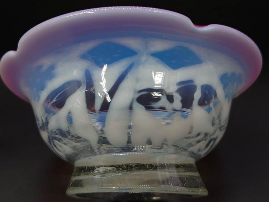 当時物　大正～昭和初期　菖蒲に蝶文　赤縁　乳白色　輪花　アイスクリームコップ　ノスタルジックな雰囲気の氷コップ(あやめ、花、小鉢、吹きガラス、硝子、深皿)(R-082786)