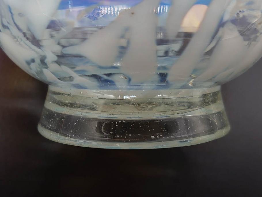 当時物　大正～昭和初期　菖蒲に蝶文　赤縁　乳白色　輪花　アイスクリームコップ　ノスタルジックな雰囲気の氷コップ(あやめ、花、小鉢、吹きガラス、硝子、深皿)(R-082786)