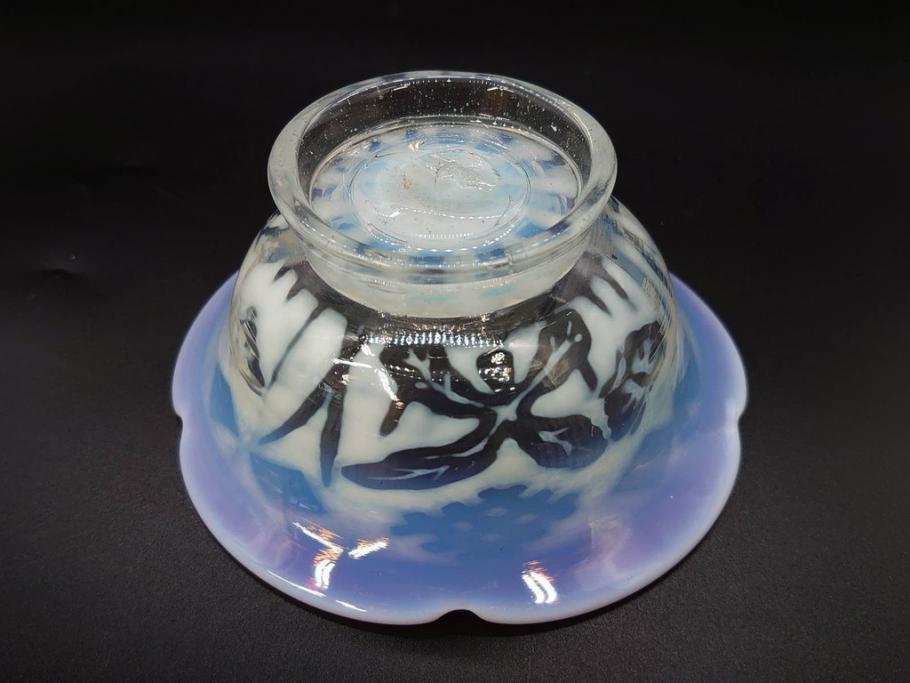 当時物　大正～昭和初期　菖蒲に蝶文　赤縁　乳白色　輪花　アイスクリームコップ　ノスタルジックな雰囲気の氷コップ(あやめ、花、小鉢、吹きガラス、硝子、深皿)(R-082786)