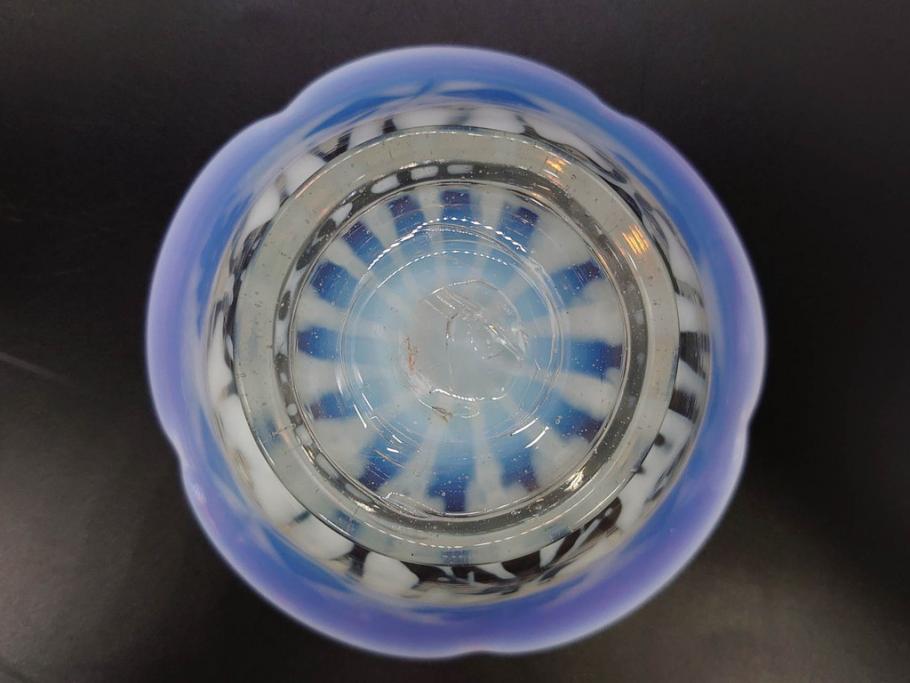 当時物　大正～昭和初期　菖蒲に蝶文　赤縁　乳白色　輪花　アイスクリームコップ　ノスタルジックな雰囲気の氷コップ(あやめ、花、小鉢、吹きガラス、硝子、深皿)(R-082786)