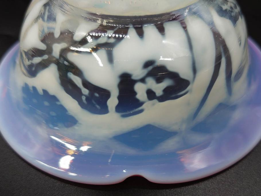 当時物　大正～昭和初期　菖蒲に蝶文　赤縁　乳白色　輪花　アイスクリームコップ　ノスタルジックな雰囲気の氷コップ(あやめ、花、小鉢、吹きガラス、硝子、深皿)(R-082786)