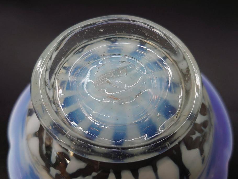 当時物　大正～昭和初期　菖蒲に蝶文　赤縁　乳白色　輪花　アイスクリームコップ　ノスタルジックな雰囲気の氷コップ(あやめ、花、小鉢、吹きガラス、硝子、深皿)(R-082786)