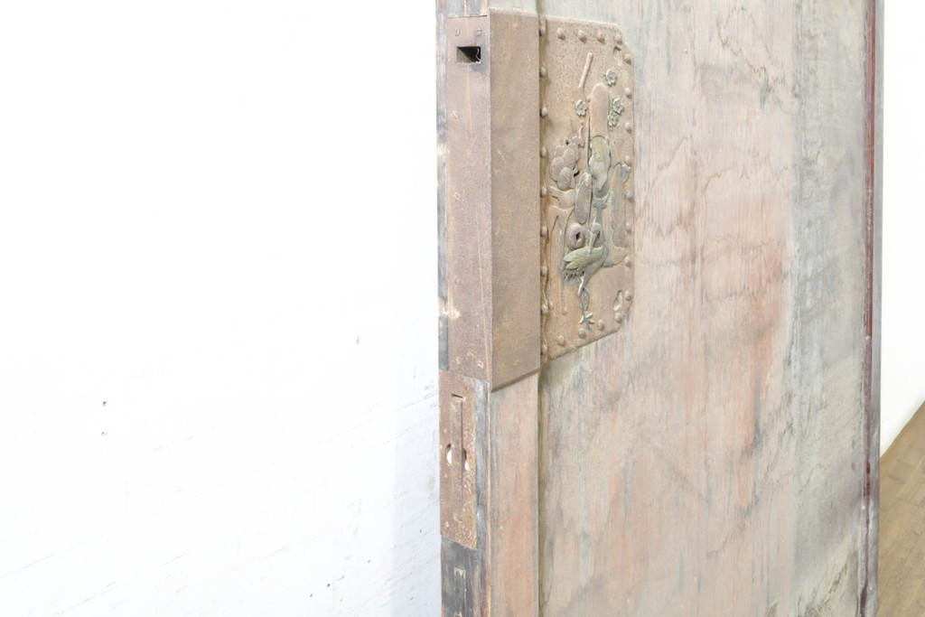 アンティーク建具　栗材・檜(ヒノキ)材　美しく繊細な金具がアクセントになる蔵戸1枚(玄関戸、引き戸)(R-074387)