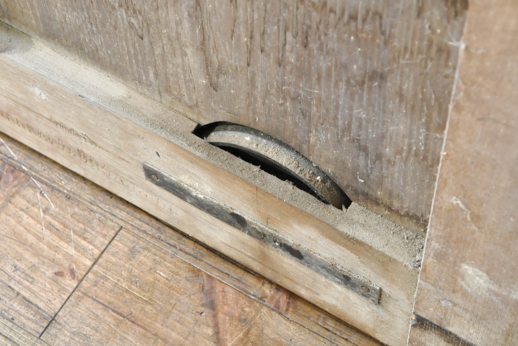 アンティーク建具　栗材・檜(ヒノキ)材　美しく繊細な金具がアクセントになる蔵戸1枚(玄関戸、引き戸)(R-074387)
