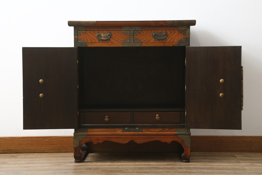 中古　美品　李朝　作りの良い真鍮(しんちゅう)金具が魅力的なキャビネット(サイドキャビネット、サイドテーブル、箪笥、収納棚、戸棚)(R-080379)