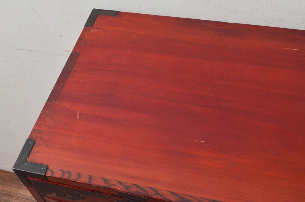 和製アンティーク　希少デザイン!!　前面欅(ケヤキ)材　玉杢　金具がびっしりの時代箪笥ローチェスト(ローボード、引き出し、衣装箪笥、整理タンス、収納たんす、テレビ台、テレビボード)(R-073738)