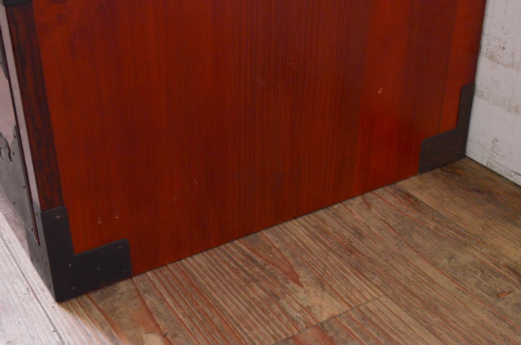 和製アンティーク　希少デザイン!!　前面欅(ケヤキ)材　玉杢　金具がびっしりの時代箪笥ローチェスト(ローボード、引き出し、衣装箪笥、整理タンス、収納たんす、テレビ台、テレビボード)(R-073738)