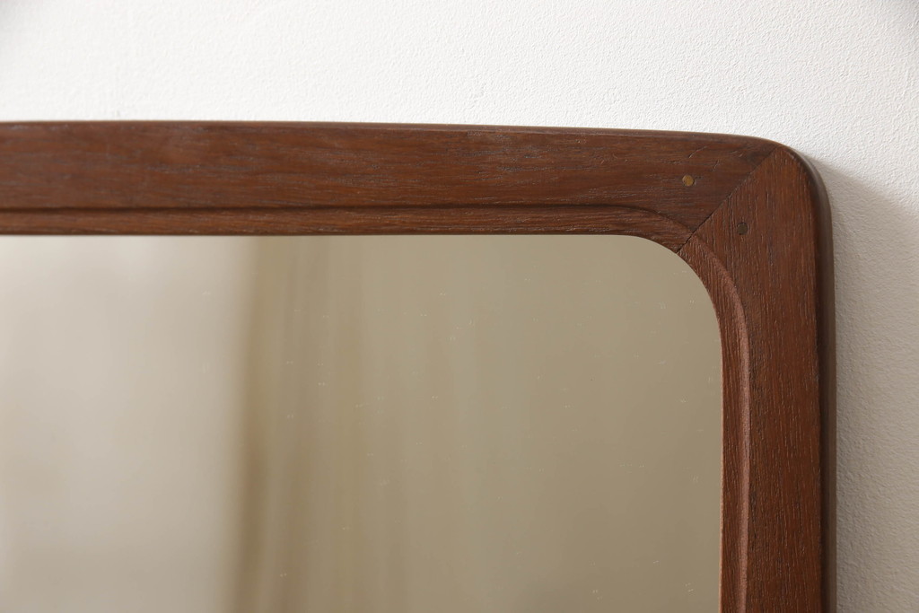 デンマークビンテージ　チーク材　シンプルな角丸デザインがお部屋に馴染みやすいウォールミラー(北欧、壁掛け鏡、姿見、ヴィンテージ)(R-064383)