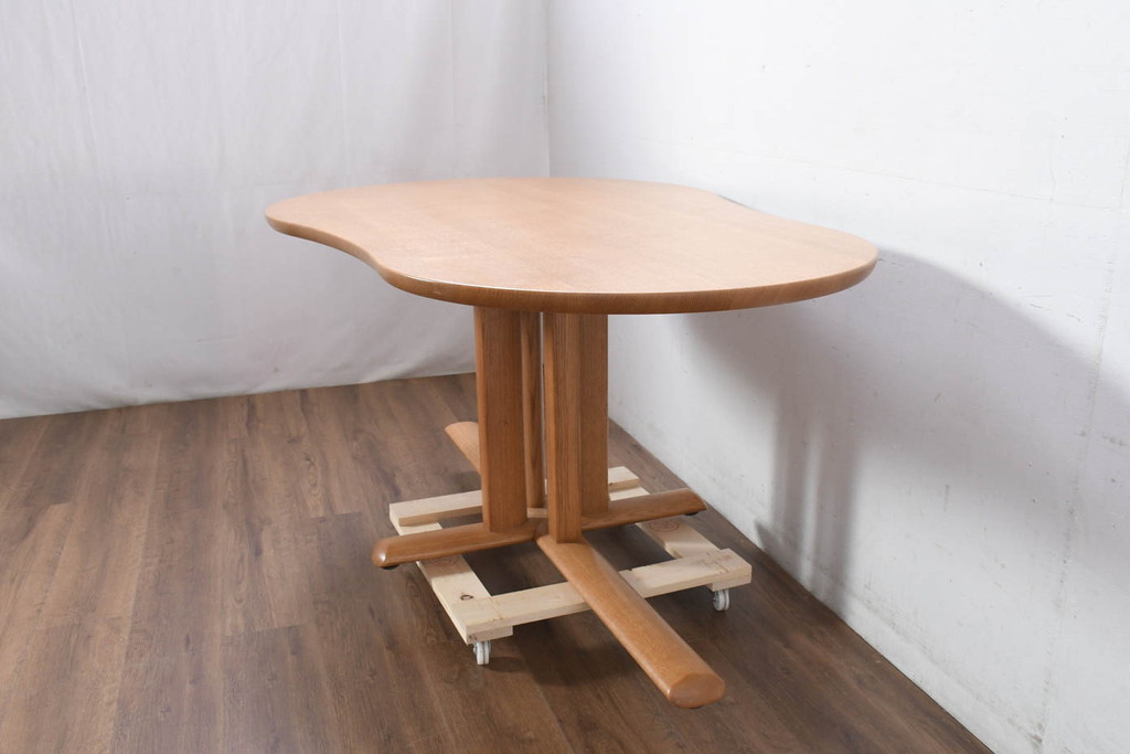 中古　美品　飛騨高山　家具ブランド　シラカワ(shirakawa)　ネオ(NEO)シリーズ　オーク材　ひょうたん型の天板が温かみを感じるダイニングテーブル(ネオテーブル、4人掛け、食卓、作業台)(定価約24万円)(R-082292)