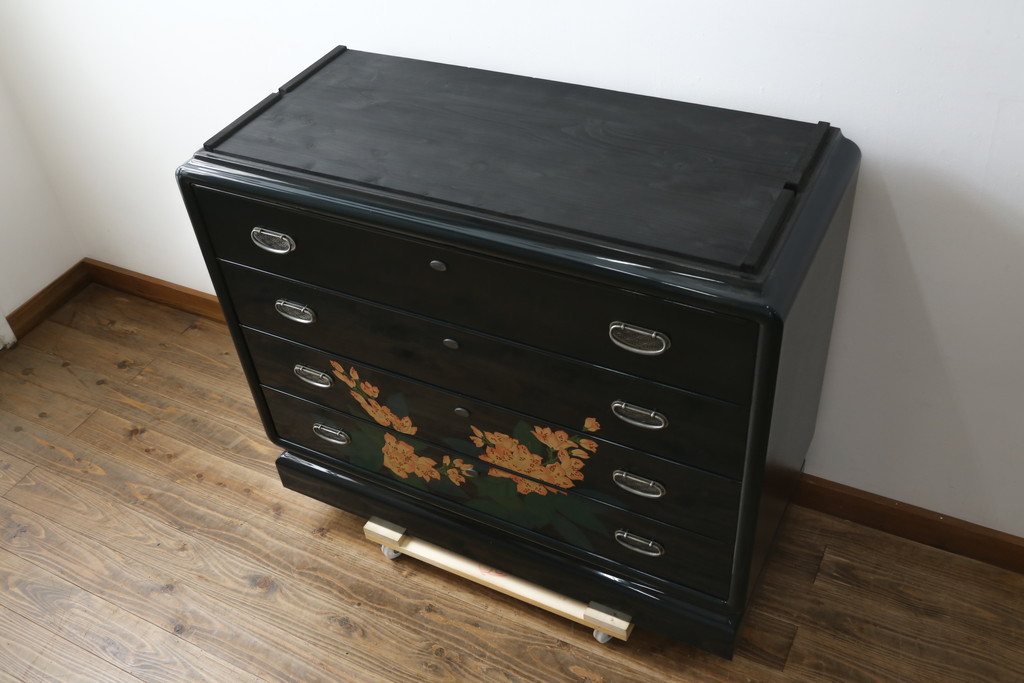 中古　展示品　美品　讃岐塗り　漆塗り　モダンな高級中桐箪笥(定価約180万円)(和箪笥、着物たんす、和服タンス、重ねタンス)(R-058156)