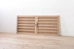 アンティーク建具　檜(ヒノキ)材　明るい木味であたたかな空間を演出する横桟板戸窓2枚セット(舞良戸、引き戸、まいらど)(R-073618)