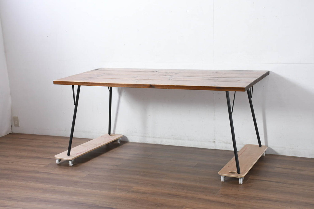 中古　美品　パイン材　ACME Furniture(アクメ ファニチャー)　木のぬくもりを感じる天板とすっきりとした脚が素敵なダイニングテーブル(4人掛け、食卓、作業台)(R-082294)