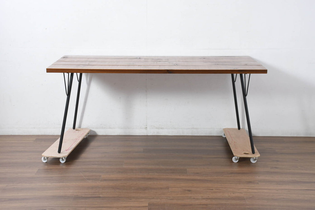 中古　美品　パイン材　ACME Furniture(アクメ ファニチャー)　木のぬくもりを感じる天板とすっきりとした脚が素敵なダイニングテーブル(4人掛け、食卓、作業台)(R-082294)