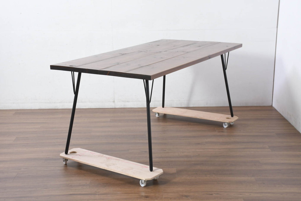 中古　美品　パイン材　ACME Furniture(アクメ ファニチャー)　木のぬくもりを感じる天板とすっきりとした脚が素敵なダイニングテーブル(4人掛け、食卓、作業台)(R-082294)