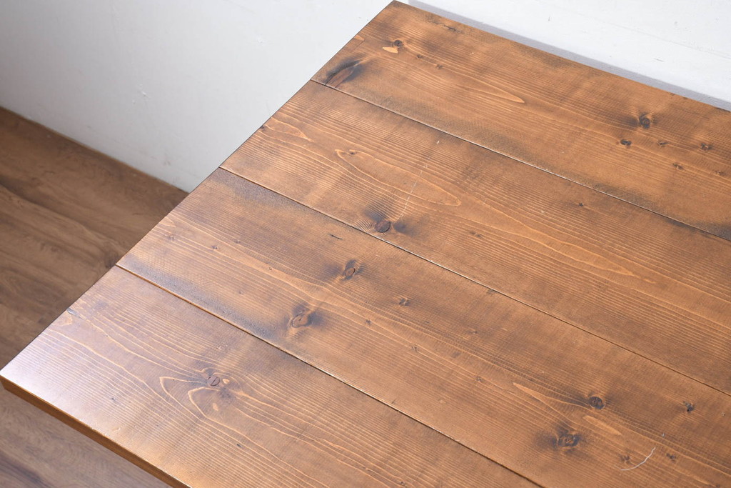 中古　美品　パイン材　ACME Furniture(アクメ ファニチャー)　木のぬくもりを感じる天板とすっきりとした脚が素敵なダイニングテーブル(4人掛け、食卓、作業台)(R-082294)