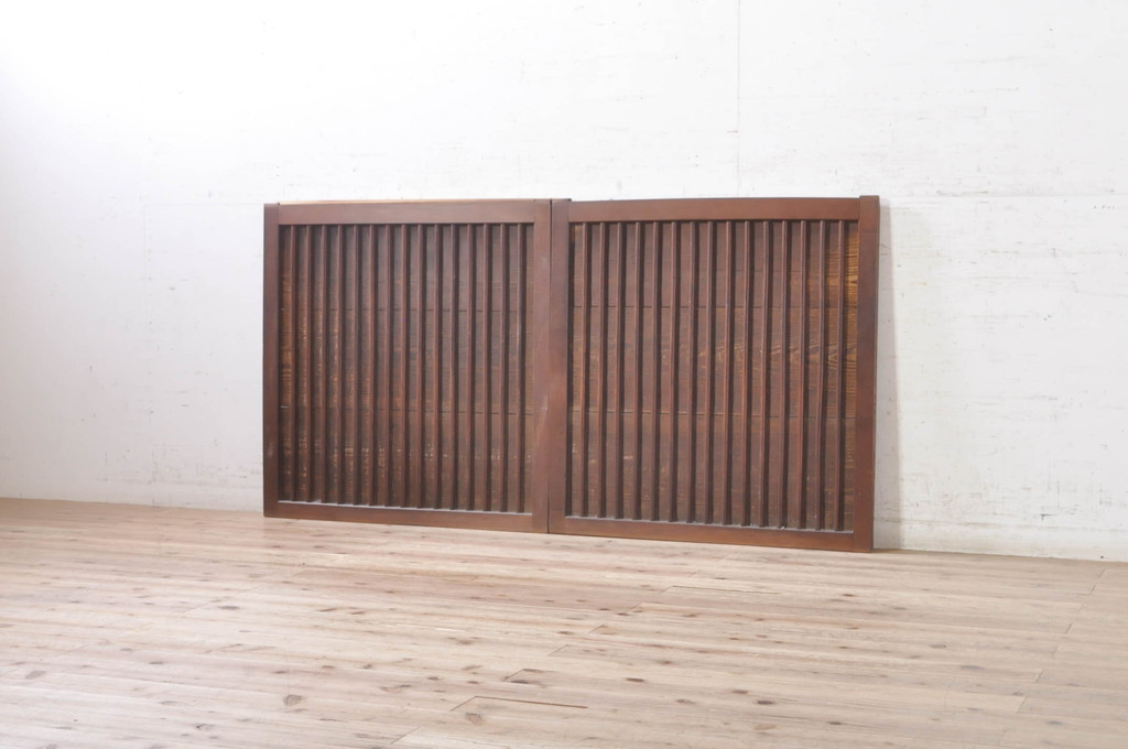 アンティーク建具　欅(ケヤキ)材枠　和の空間を演出する縦桟板戸窓2枚セット(引き戸、格子戸)(R-073612)