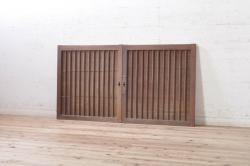 アンティーク建具　欅(ケヤキ)材枠　和の空間を演出する縦桟板戸窓2枚セット(引き戸、格子戸)(R-073611)