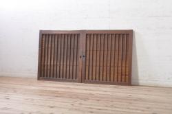 アンティーク建具　欅(ケヤキ)材枠　和の空間を演出する縦桟板戸窓2枚セット(引き戸、格子戸)(R-073610)