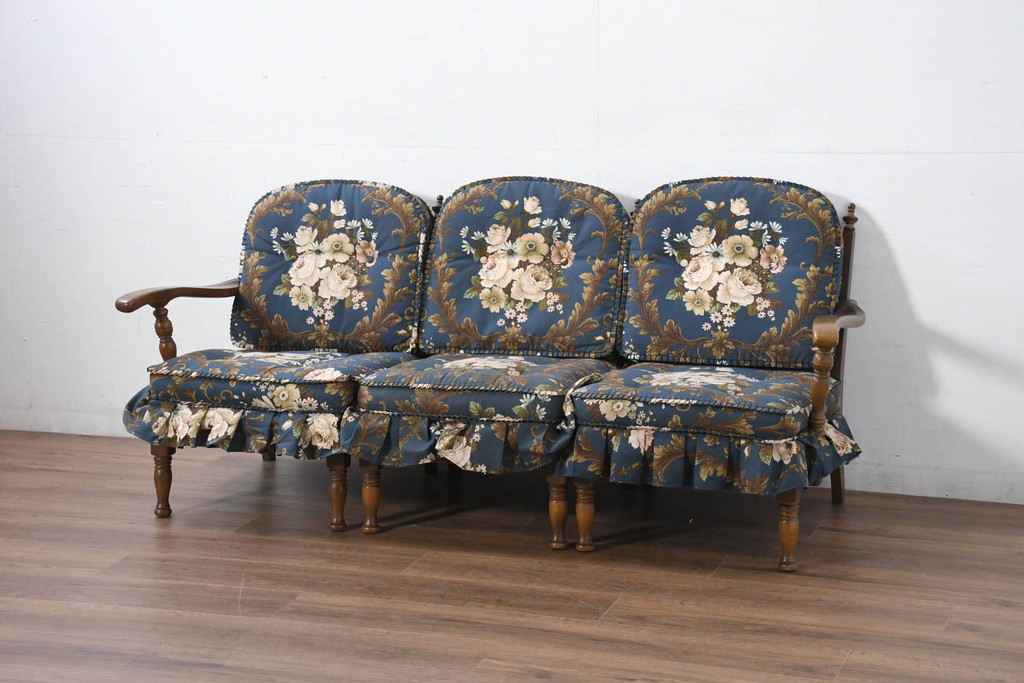 中古　飛騨産業　キツツキ　穂高シリーズ　美しい花柄が際立つ3人掛けソファ(3P、三人掛け、リビングチェア、トリプルソファ、アームソファ)(定価約40万円)(R-082296)