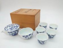 平安　京泉作　染付　岩竹絵のデザインが目を惹く煎茶器セット(急須、湯冷まし、湯呑み5客、共箱付き、和食器、茶道具、茶器)(R-069704)