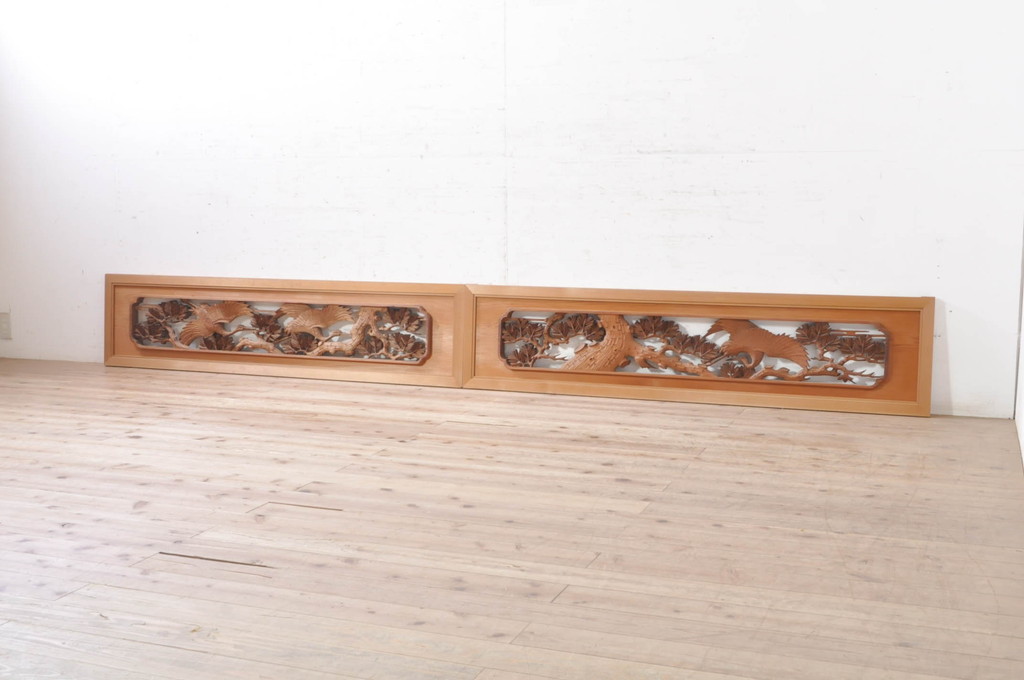 ビンテージ建具　躍動感あふれる鶴と松が目を惹く彫刻欄間2枚セット(明かり取り、明り取り、ヴィンテージ)(R-073598)